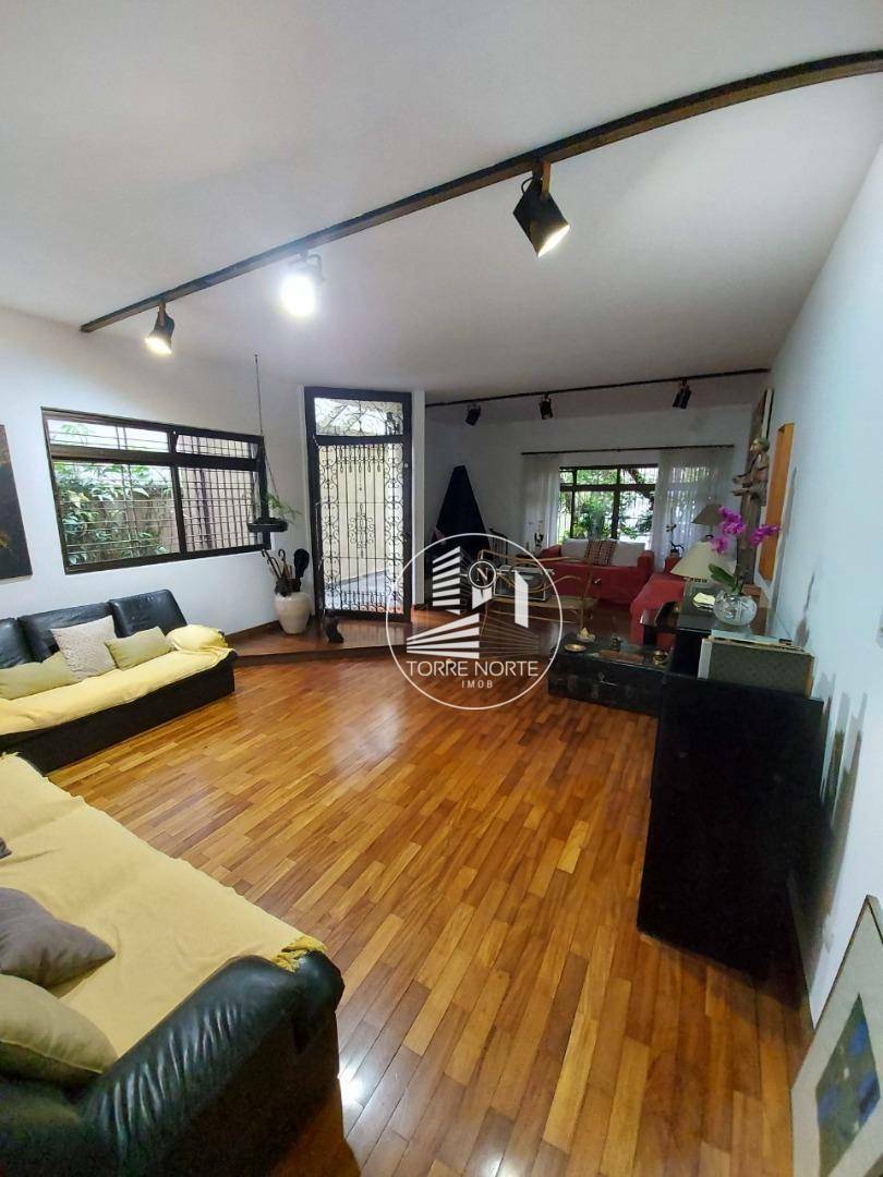 Sobrado à venda com 3 quartos, 224m² - Foto 1