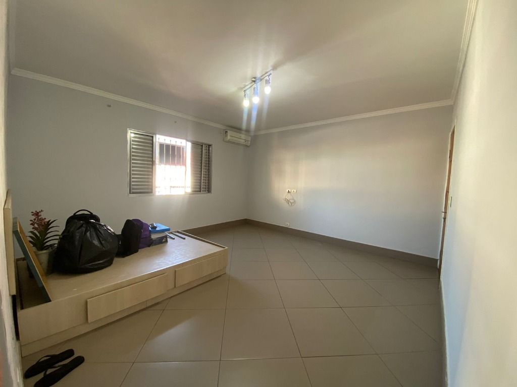 Sobrado à venda e aluguel com 3 quartos, 244m² - Foto 1