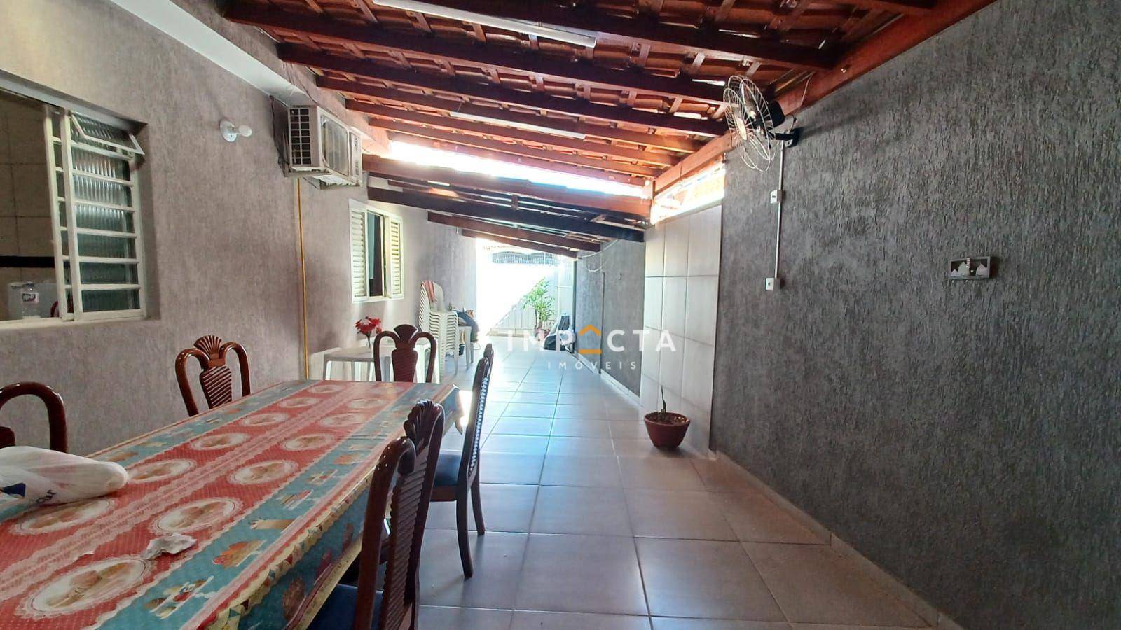 Casa à venda com 3 quartos, 168m² - Foto 1