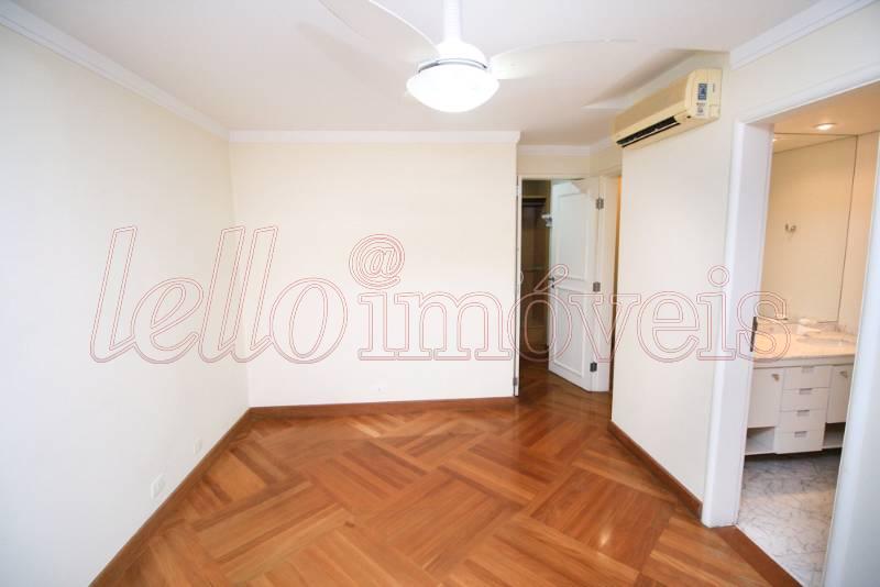 Apartamento para alugar com 4 quartos, 240m² - Foto 13