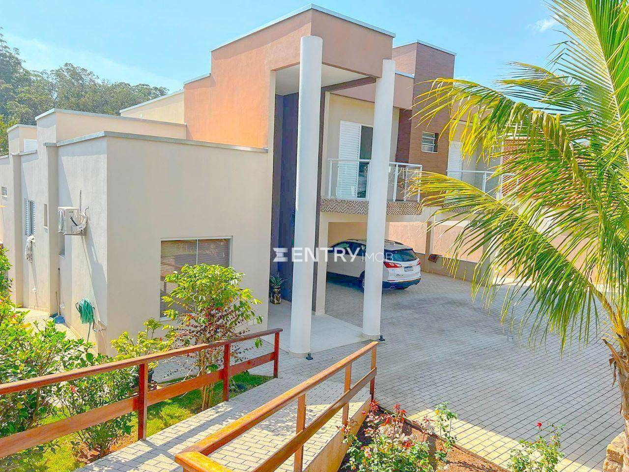 Casa de Condomínio à venda com 4 quartos, 560m² - Foto 1