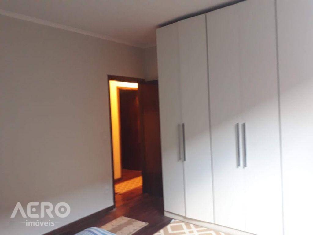 Casa para alugar com 4 quartos, 300m² - Foto 4