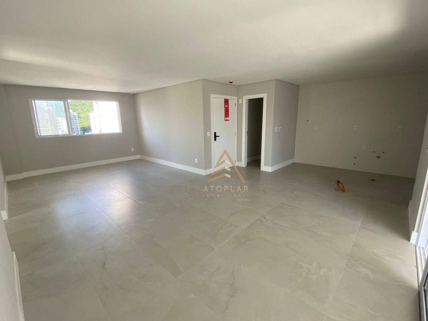 Apartamento à venda com 3 quartos, 130m² - Foto 2