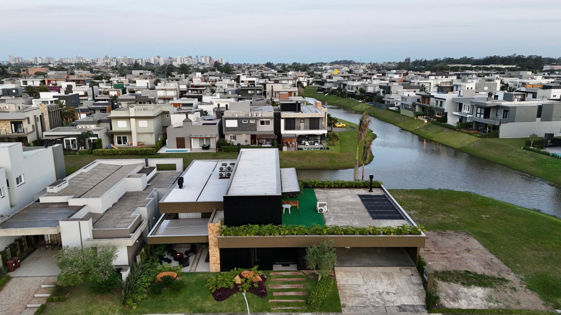 Casa de Condomínio à venda com 6 quartos, 500m² - Foto 2