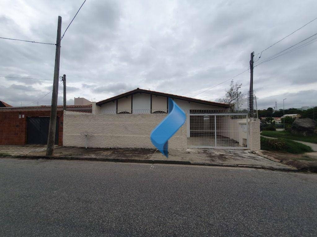 Casa à venda com 3 quartos, 137m² - Foto 1