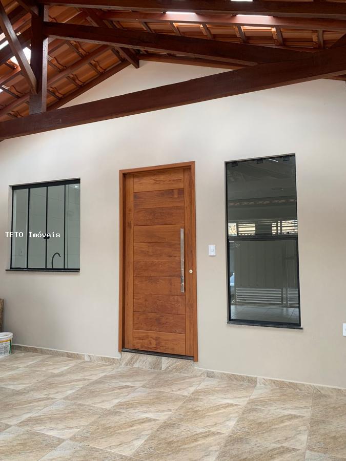 Casa à venda com 3 quartos, 210m² - Foto 2