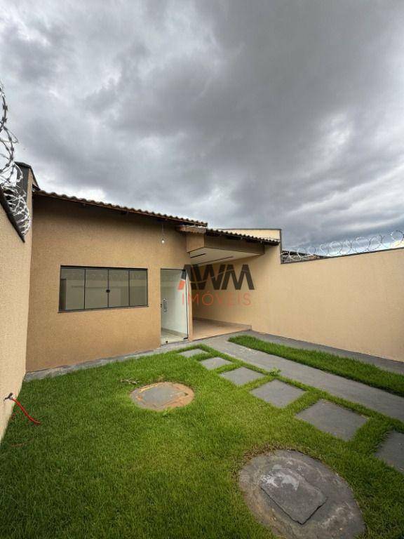 Casa à venda com 3 quartos, 98m² - Foto 1