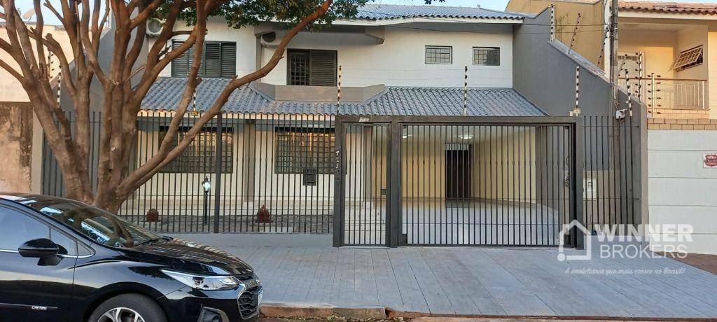 Sobrado à venda com 4 quartos, 300m² - Foto 1