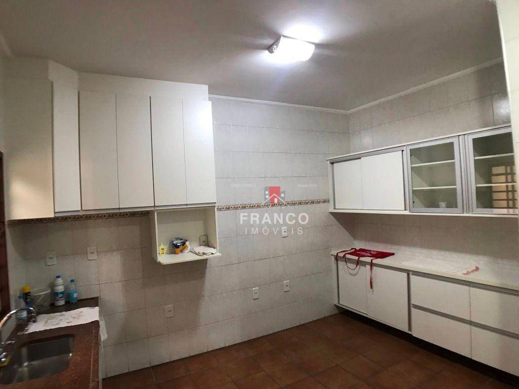 Casa para alugar com 3 quartos, 200m² - Foto 11