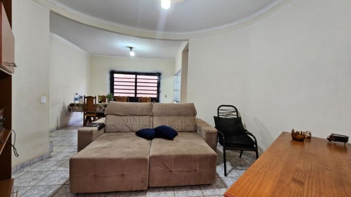 Casa à venda com 5 quartos, 196m² - Foto 3