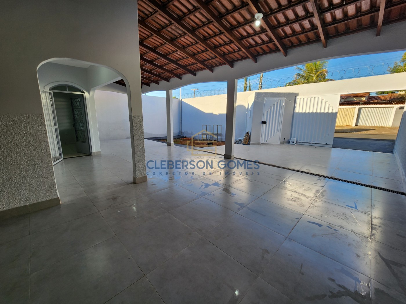 Casa à venda com 3 quartos, 360m² - Foto 1