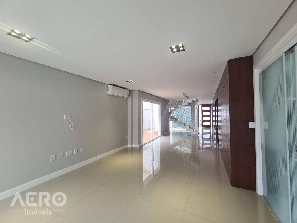 Casa de Condomínio à venda com 3 quartos, 222m² - Foto 2