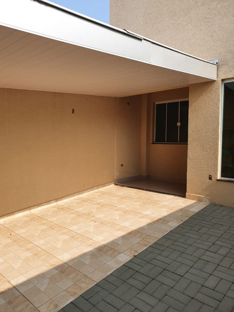 Casa à venda com 3 quartos, 90m² - Foto 1