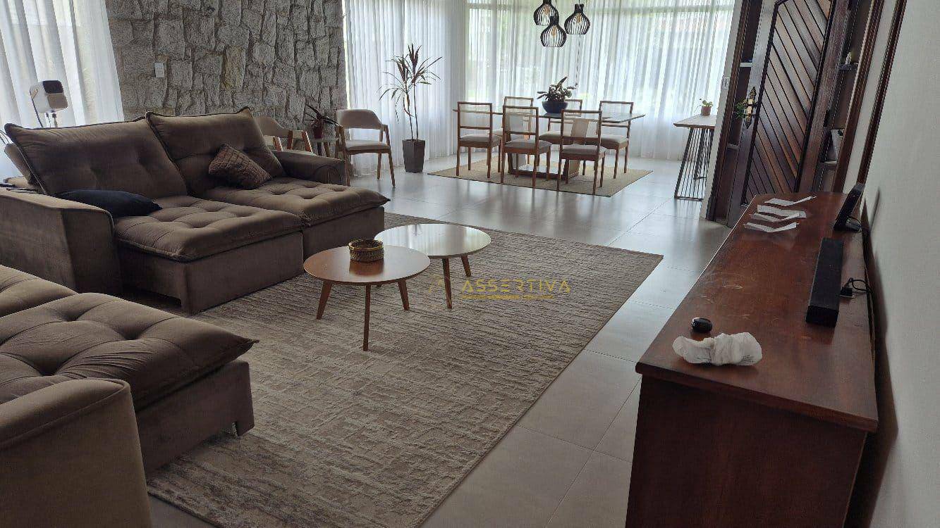 Casa de Condomínio para alugar com 4 quartos, 380m² - Foto 1