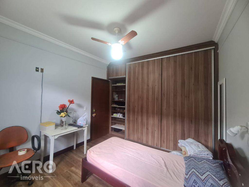 Casa à venda com 3 quartos, 250m² - Foto 4