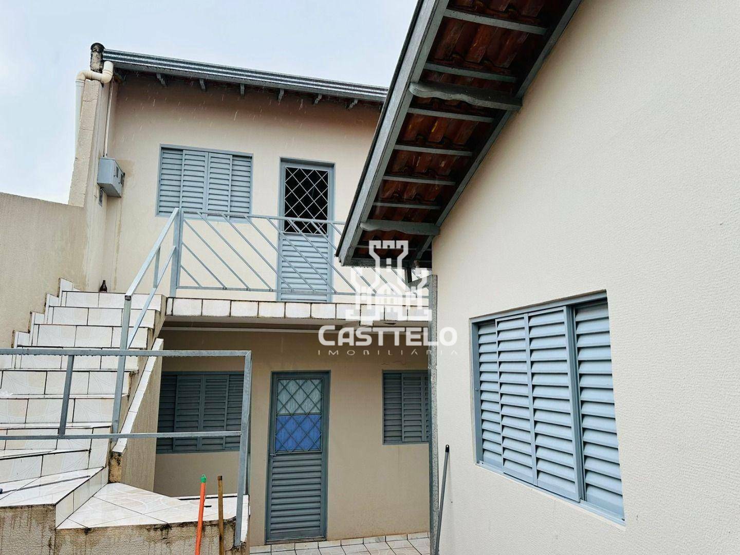 Casa à venda com 11 quartos, 240m² - Foto 1