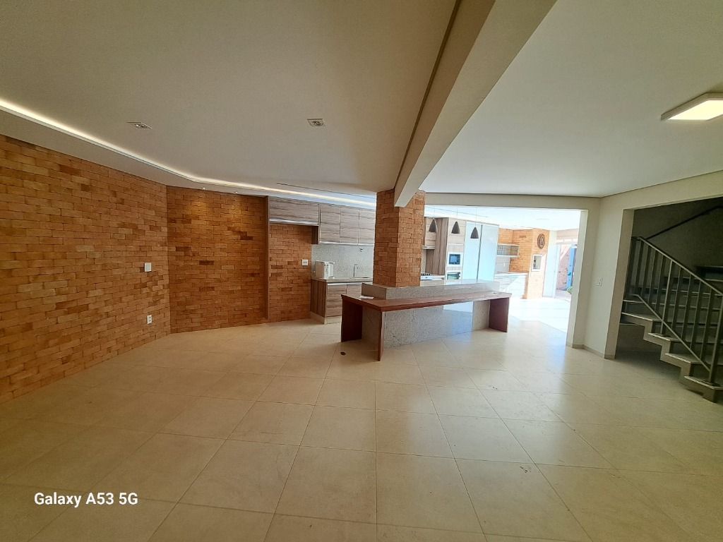 Casa de Condomínio para alugar com 2 quartos, 210m² - Foto 2