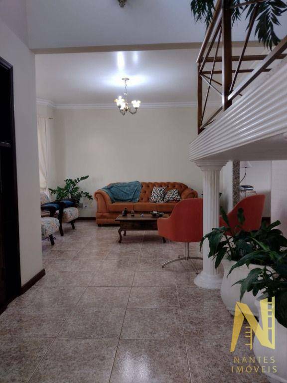 Casa à venda e aluguel com 5 quartos, 330m² - Foto 4