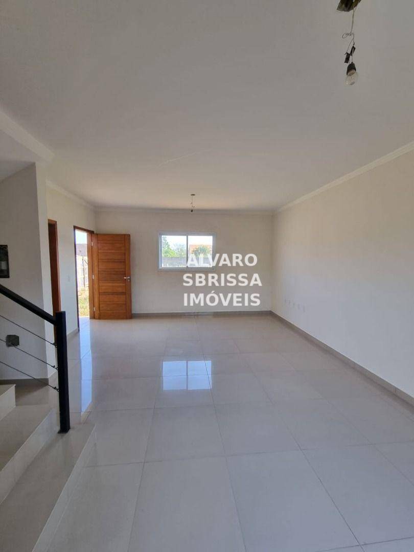 Casa à venda com 3 quartos, 88m² - Foto 1