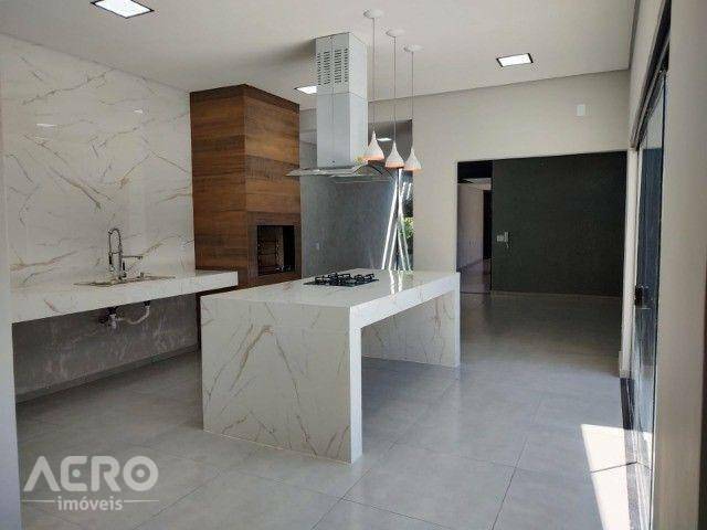 Casa à venda e aluguel com 3 quartos, 220m² - Foto 1