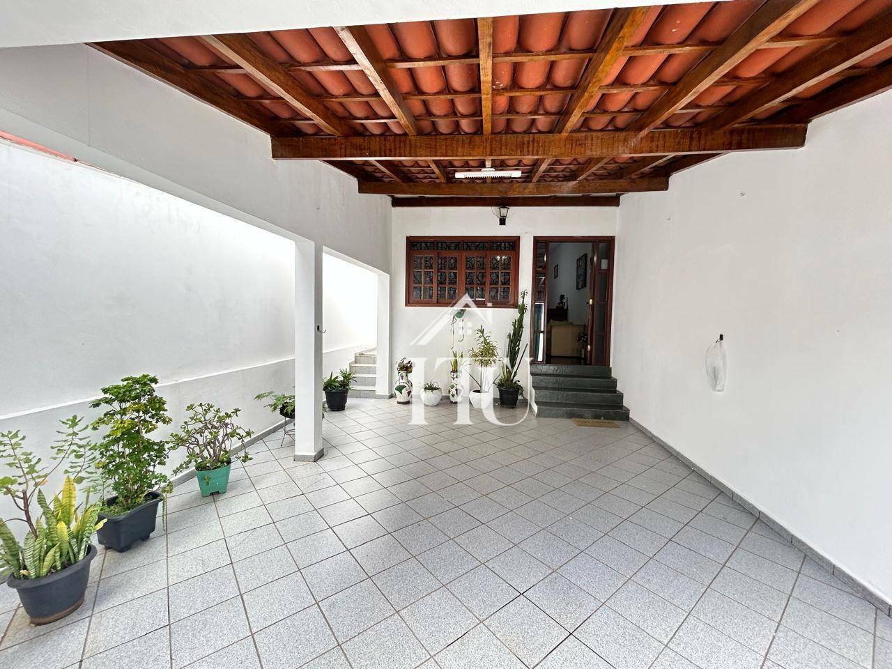 Casa à venda com 3 quartos, 157m² - Foto 1