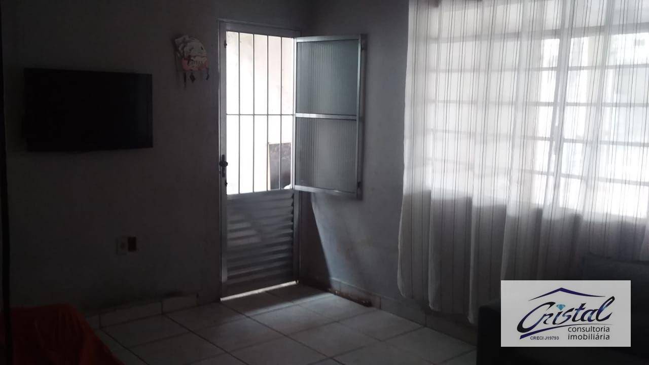 Casa à venda com 2 quartos, 200m² - Foto 2