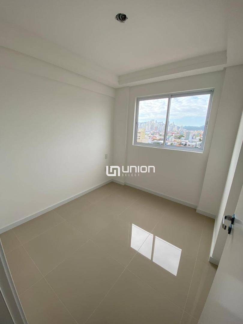 Apartamento à venda com 3 quartos, 75m² - Foto 4