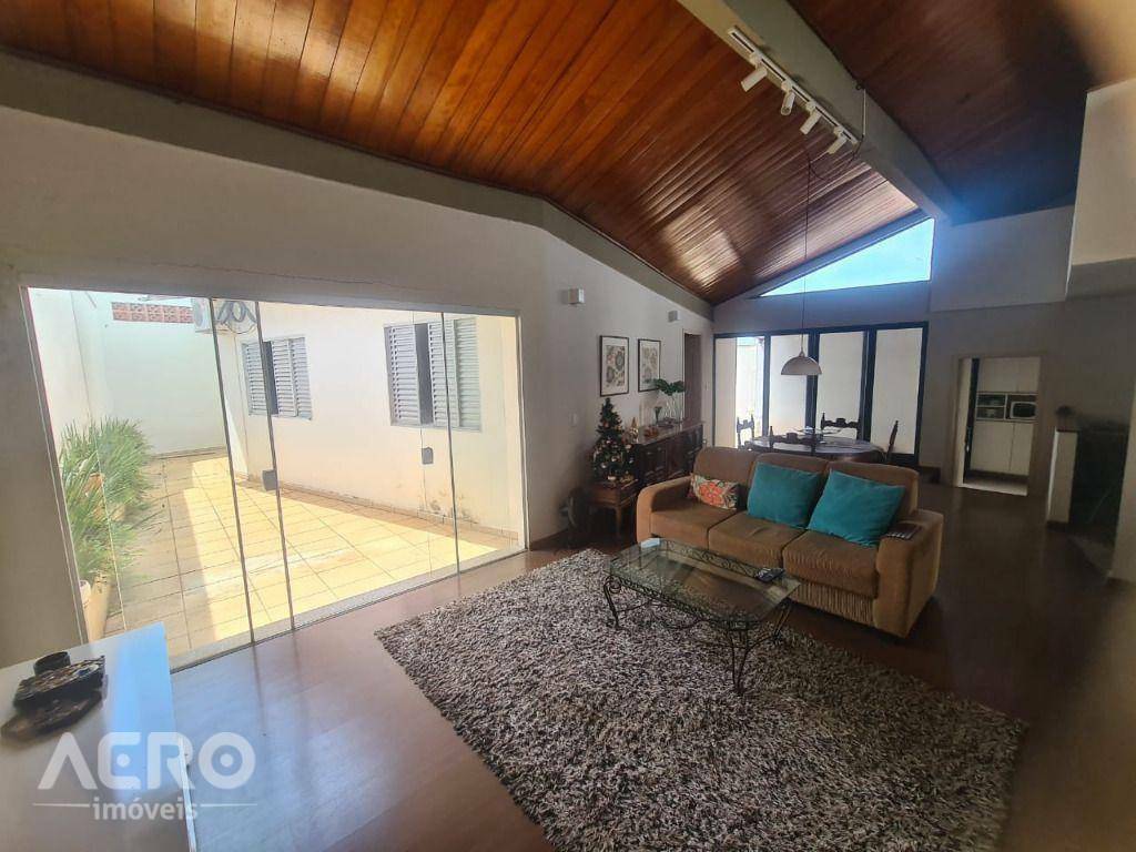 Casa à venda com 3 quartos, 347m² - Foto 3