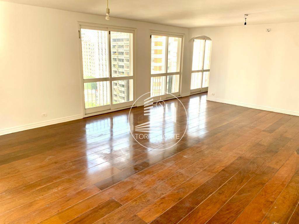 Apartamento para alugar com 4 quartos, 241m² - Foto 2