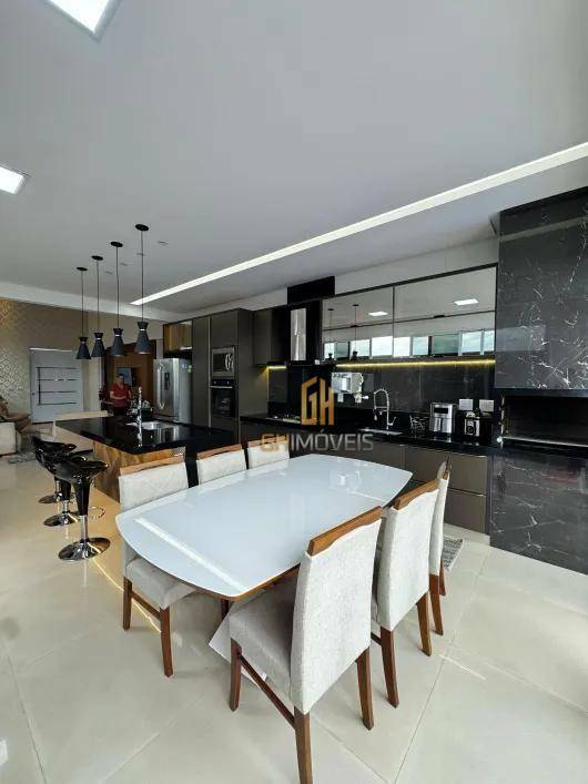 Casa de Condomínio à venda com 3 quartos, 204m² - Foto 2