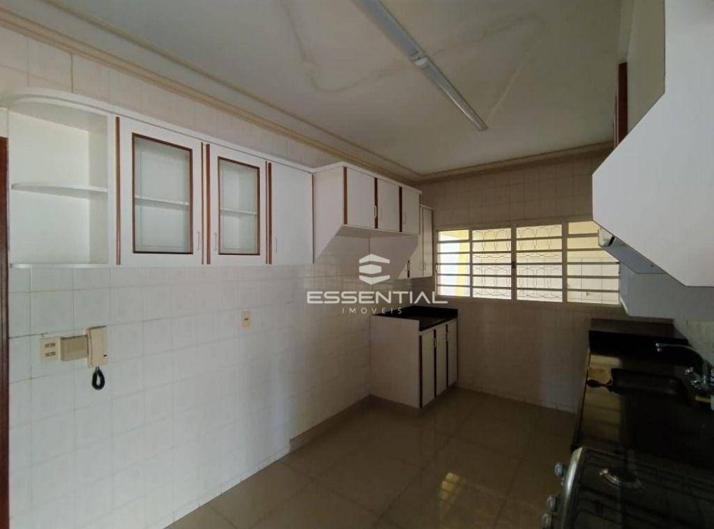 Casa para alugar com 4 quartos, 300m² - Foto 12