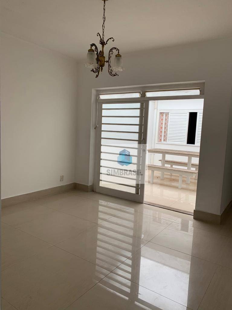 Casa para alugar com 3 quartos, 196m² - Foto 4