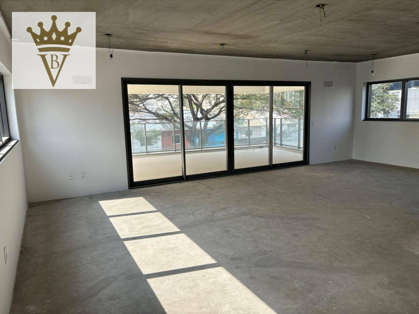 Apartamento à venda com 4 quartos, 246m² - Foto 1