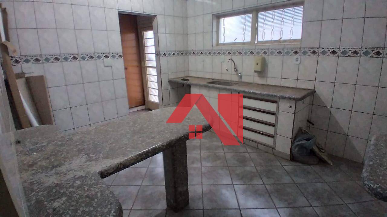 Casa à venda e aluguel com 3 quartos, 295m² - Foto 10