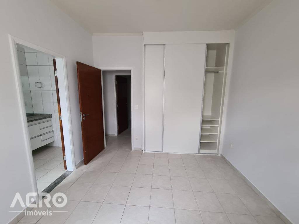 Casa à venda com 4 quartos, 200m² - Foto 9