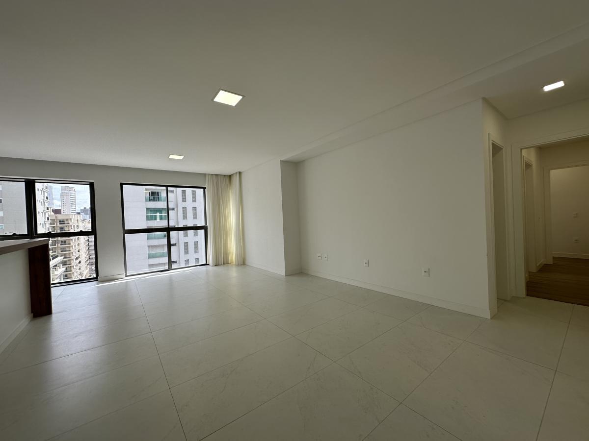 Apartamento à venda com 4 quartos, 165m² - Foto 2