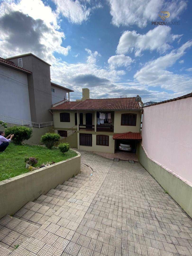 Casa de Condomínio à venda com 8 quartos, 195m² - Foto 1