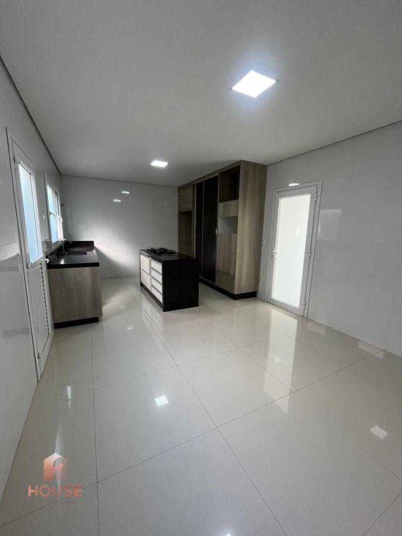 Casa de Condomínio para alugar com 3 quartos, 240m² - Foto 7