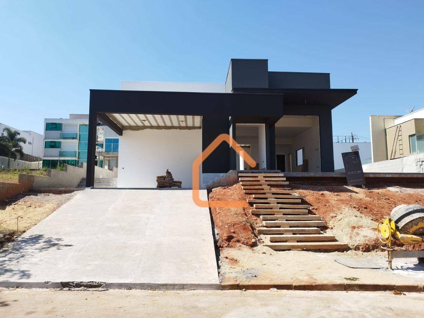 Casa à venda com 3 quartos, 300m² - Foto 1