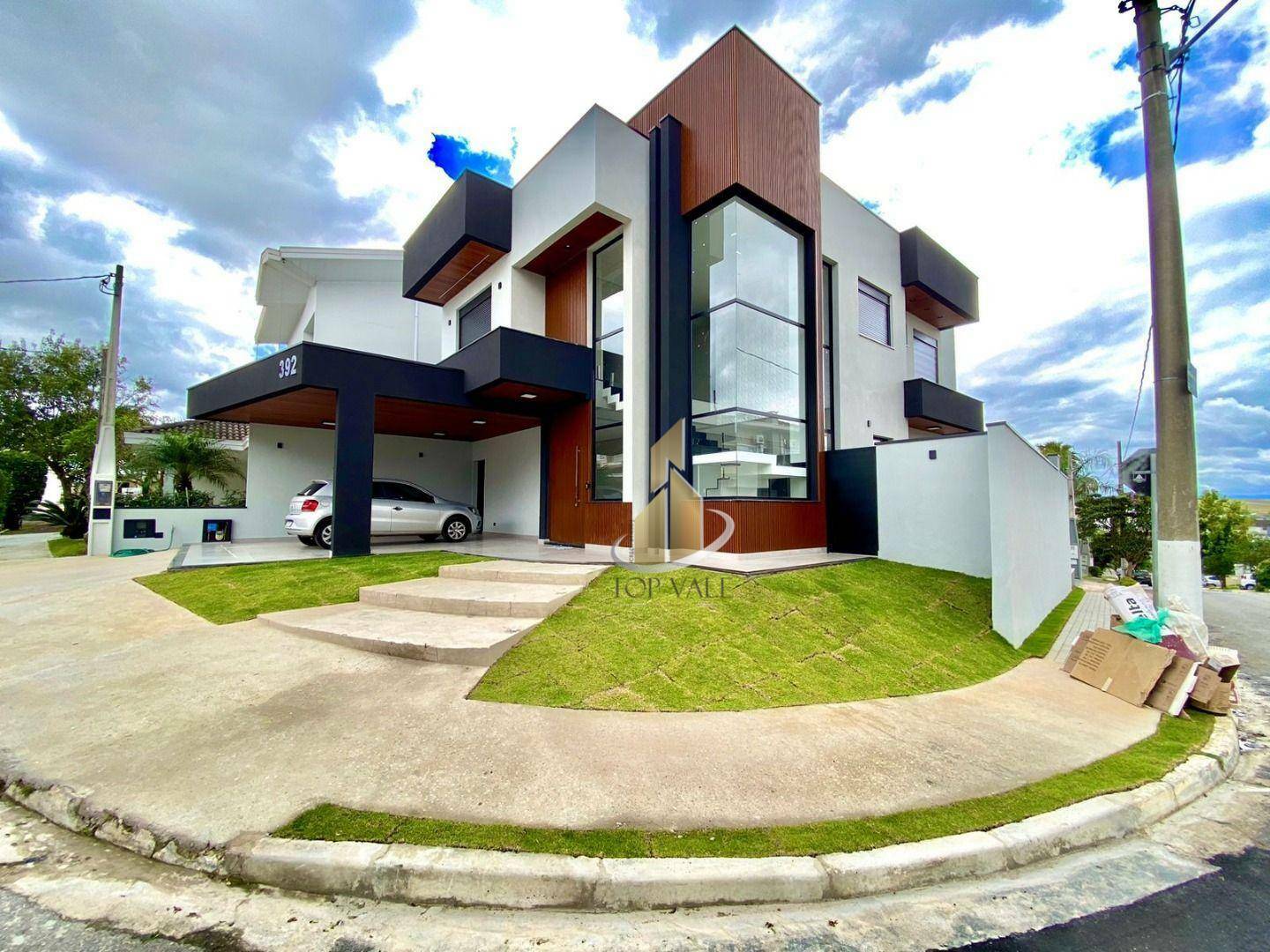 Sobrado à venda com 4 quartos, 270m² - Foto 1