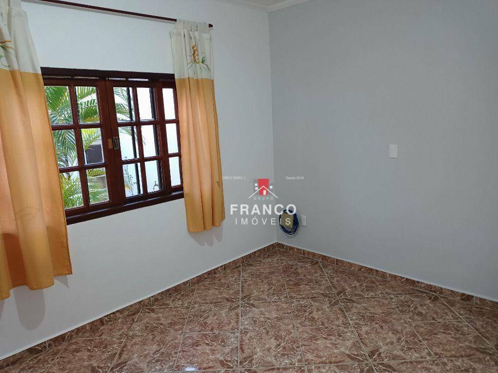 Casa à venda com 3 quartos, 241m² - Foto 4