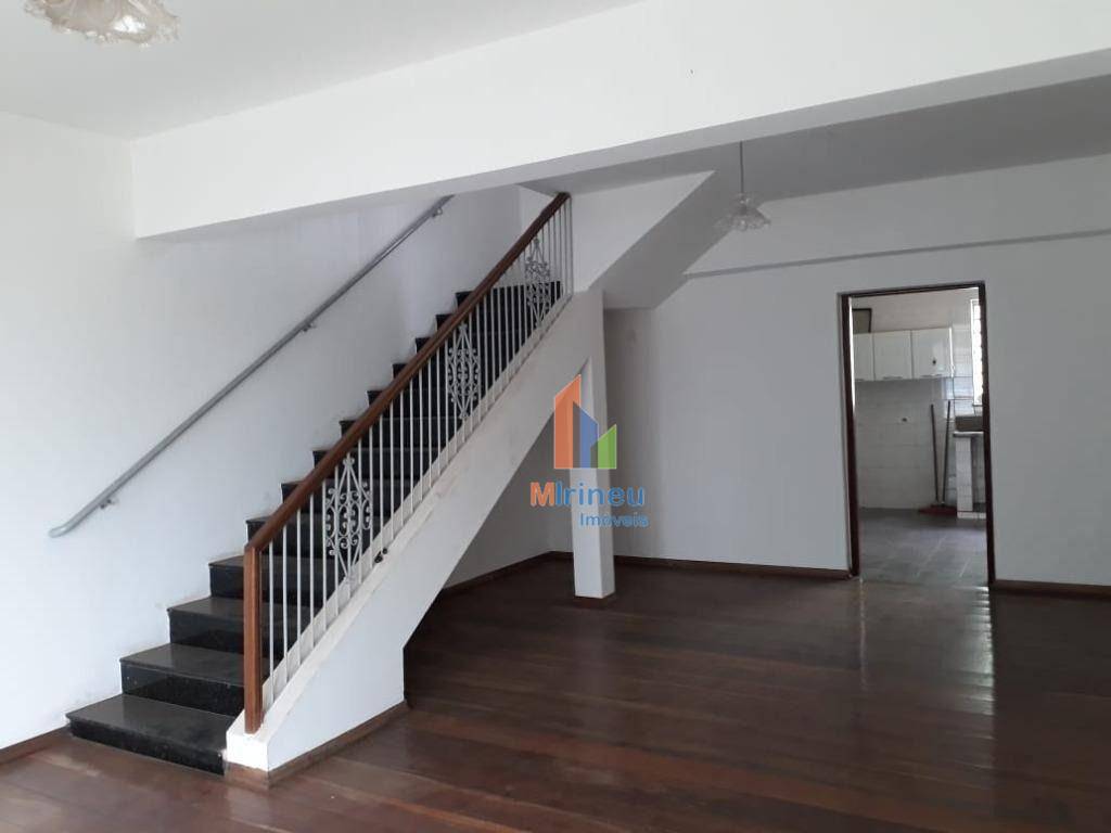 Casa à venda com 3 quartos, 200m² - Foto 1