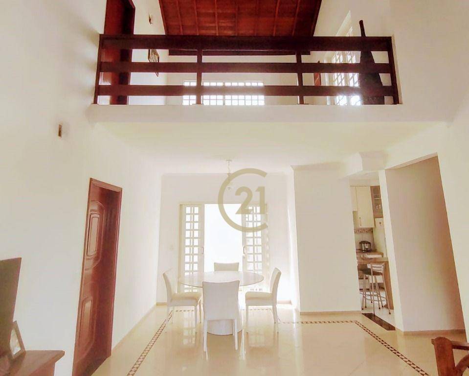 Casa à venda com 3 quartos, 207m² - Foto 2