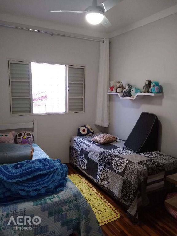 Casa à venda com 3 quartos, 70m² - Foto 3