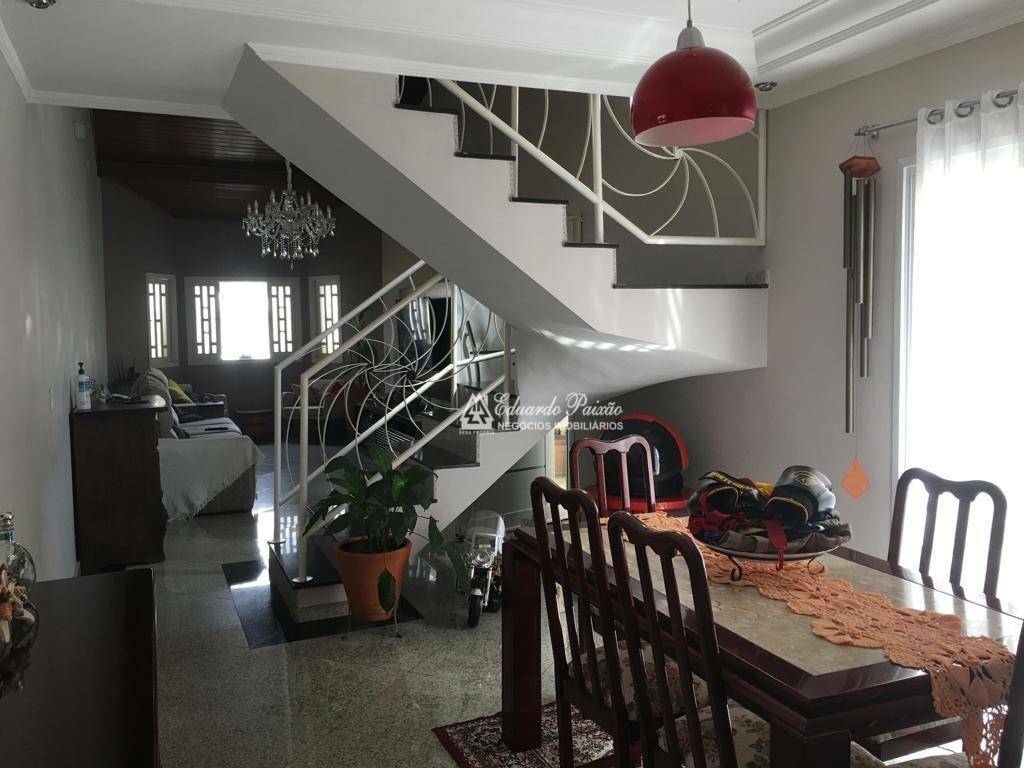 Casa à venda com 3 quartos, 223m² - Foto 2