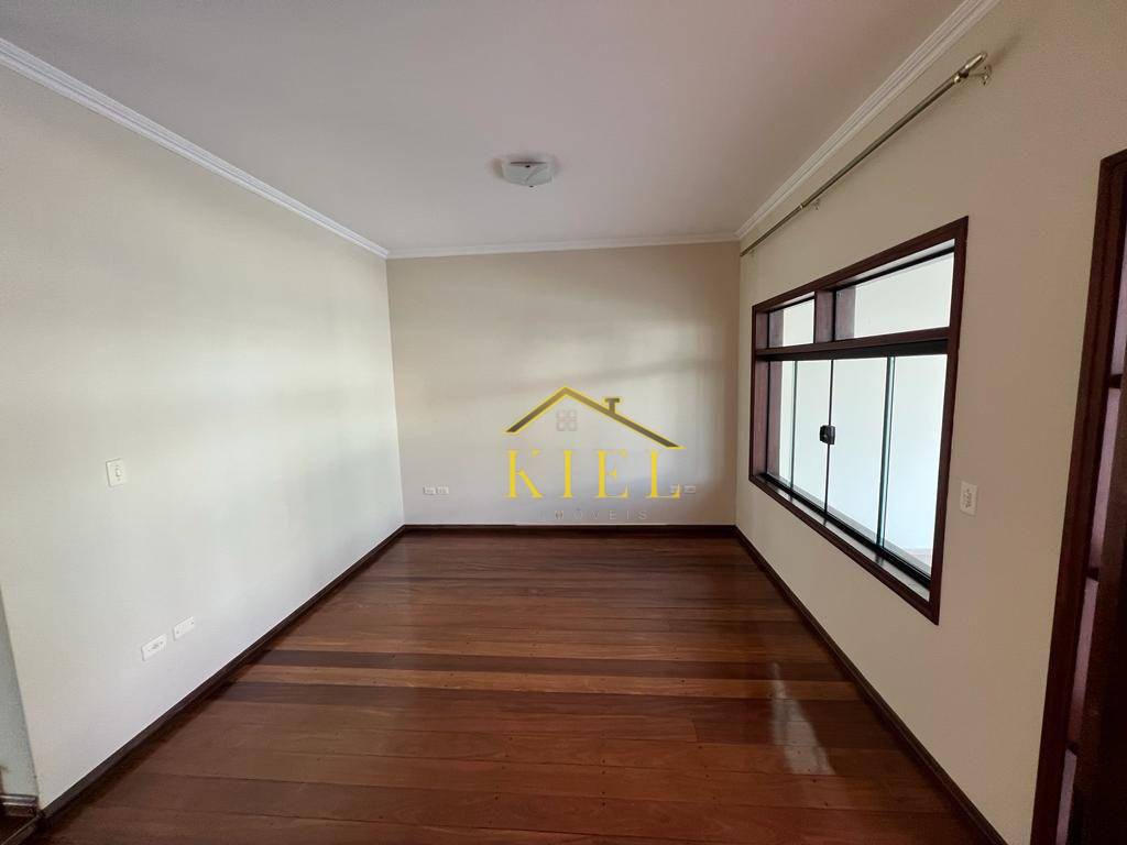 Casa à venda com 4 quartos, 225m² - Foto 2