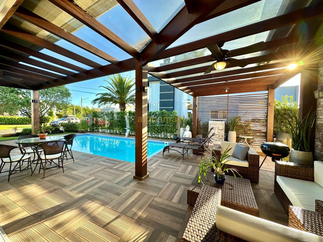 Casa de Condomínio à venda com 3 quartos, 200m² - Foto 1