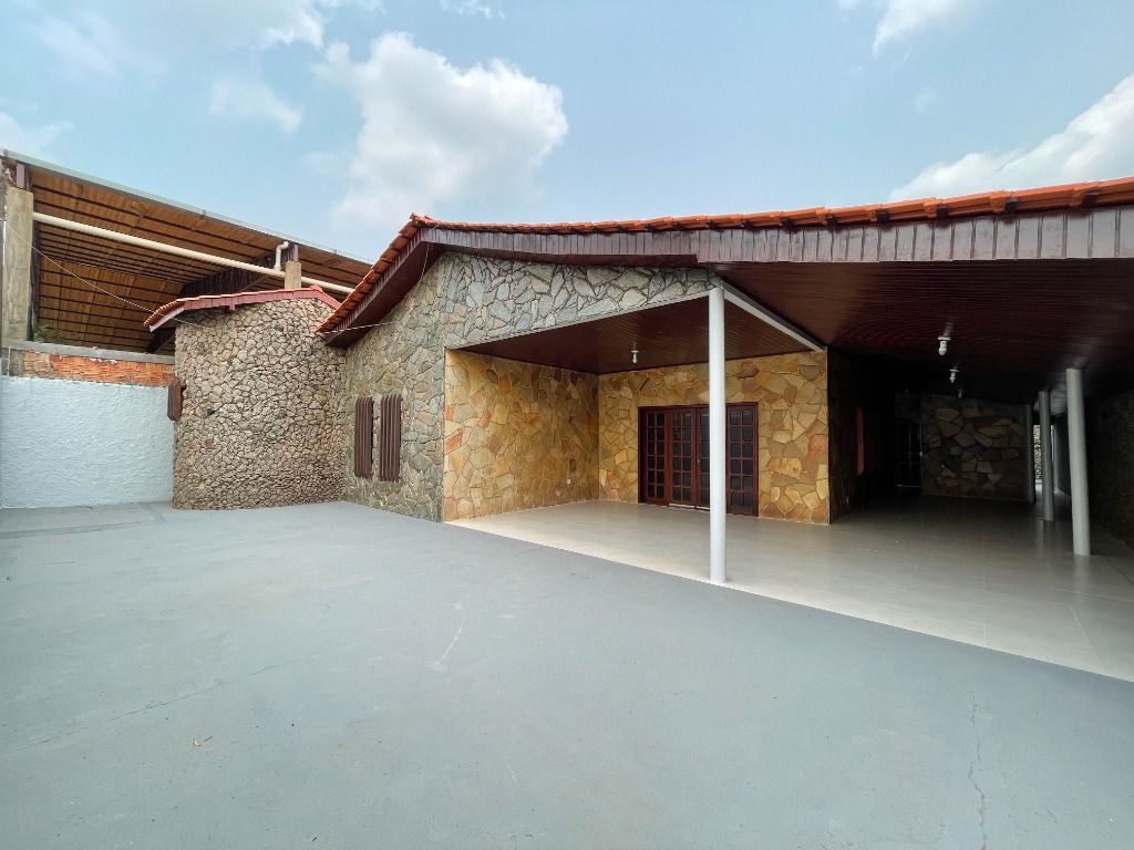 Casa à venda com 4 quartos, 400m² - Foto 1