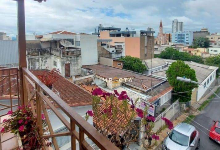 Sobrado à venda com 2 quartos, 320m² - Foto 1