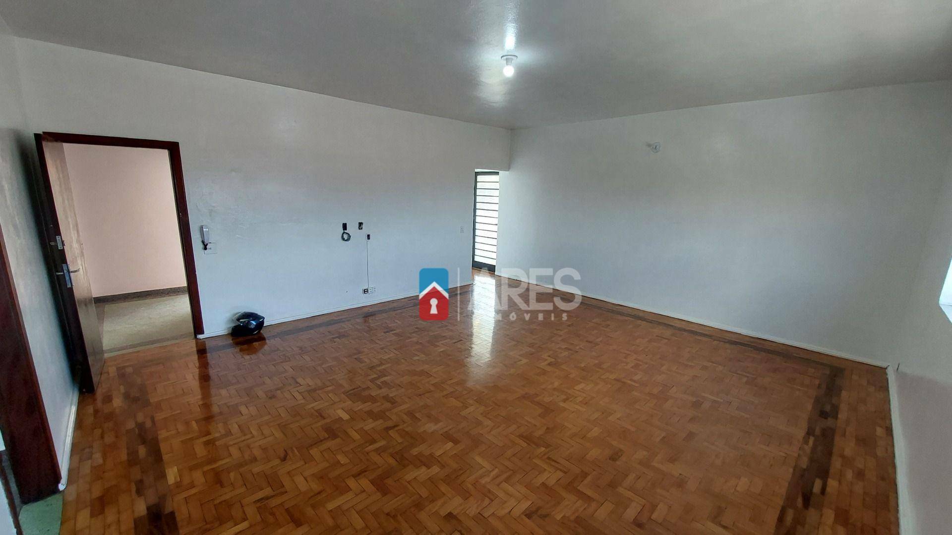 Casa para alugar com 4 quartos, 220m² - Foto 1